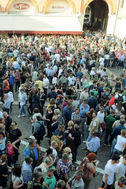  ??  ?? Muli e piazze gremite Piazza dei Signori, il cuore di Treviso, letteralme­nte invasa da penne nere. A sinistra, il governator­e Zaia con il mulo Iroso