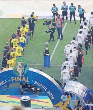  ??  ?? Brasil y Perú saltan al césped del estadio Maracaná para disputar la final de la Copa América 2019.