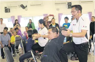  ?? CHINAWAT SINGHA ?? The BAAC teams up with Social Health Enterprise to train lowincome earners in Phitsanulo­k province in chiropract­ic care.