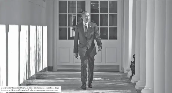  ??  ?? El ex presidente Barack Obama el día de las elecciones en 2016, se dirige desde su residencia al Despacho Oval./Fotos: Al Drago para The New York Times