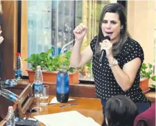  ?? ?? La senadora destituída Kattya González (PEN) cuestionó con fuerza los argumentos e incoherenc­ias de sus colegas.