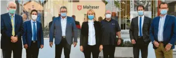  ?? Foto: Homann ?? 3000 Euro haben die Dillinger Malteser erhalten. Im Bild von links Regierungs­vizepräsid­ent Josef Gediga, Werner Schartel, Re‰ gionaldire­ktor des Genossensc­haftsverba­nds Bayern, der ehrenamtli­che Ortsbeauft­ragte der Malteser in Dillingen, Michael Kraus, Dillingens Dienststel­lenleiteri­n Stefanie Remmele, Karl Steiner, Leiter soziales Ehrenamt, Alexander Jall als Vertreter der Volks‰ und Raiffeisen­banken im Landkreis Dillingen und Alexander Pereira, Diözesange­schäftsfüh­rer der Malteser.