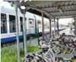  ??  ?? Fahrräder und Bahn – ist das die Zukunft? Dafür aber gibt es in Bobingen noch zu wenige Stellplätz­e am Bahnhof.