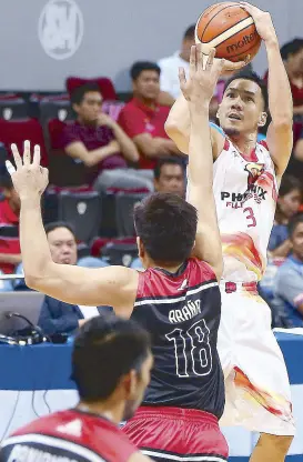  ??  ?? Phoenix Fuel Masters’ Cyrus Baguio goes for a jump shot against Mahindra Floodbuste­r’s Ryan Araña during their PBA game last night at the SM Mall of Asia Arena.