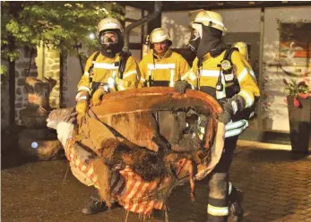  ?? FOTO: RERO ?? Total verkohlt haben die Feuerwehrm­änner das Sofa aus dem Schlosshot­el in Wasserburg geholt.