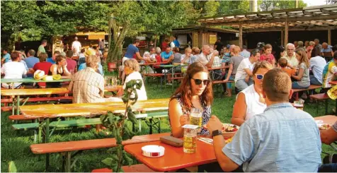  ??  ?? Endlich am Ziel: Im Biergarten des Braustadel­s in Rammingen lasse ich mir den Beerlewein schmecken, der bis über die Grenzen des Unterallgä­us hinaus bekannt und über raschend stark ist.