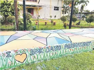  ??  ?? SAYANG SMKDP: Sebahagian daripada kata-kata yang membangkit­kan perasaan sayang kepada sekolah.