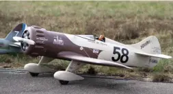  ??  ?? Le Gee Bee Y de Gilles Wattelet a une envergure est de 2,40 m pour une masse de 12 kg. La motorisati­on est confiée à un Zenoah 80 bicylindre, autant vous dire que cela déménage.