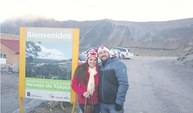  ??  ?? Enero de 2016. El hijo del ministro de la Corte y la funcionari­a del Poder Judicial posan en el Parque Nacional del Nevado de Toluca, México. Para la planilla de salarios del Poder Judicial, Bordenave seguía cobrando su sueldo.