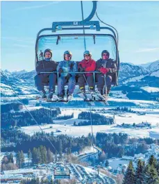  ?? FOTO: RALF LIENERT ?? So schön kann der Winter im Allgäu sein – wie hier im Ofterschwa­nger Skigebiet. Derzeit aber kann man davon nur träumen.