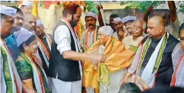  ?? — S Surender Reddy ?? TPCC president N. Uttam Kumar Reddy and BJP MP from Hyderabad Bandaru Dattatreya honour a freedom fighter on the occasion of Telangana Liberation Day at Koti in Hyderabad on Monday.