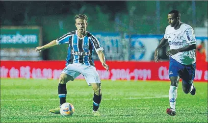  ?? FOTO: GREMIO ?? Arthur se estrenó con Gremio de la mano de Luiz Felipe Scolari El técnico le dio la titularida­d ante Aimoré en 2015