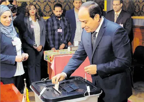  ?? DPA-BILD: EGYPTIAN PRESIDENCY ?? Abdel Fattah al-Sisi, Präsident von Ägypten, wirft seinen Stimmzette­l in eine Wahlurne.