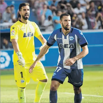  ?? FOTO: MANEL MONTILLA ?? Pacheco realiza una indicación, con su compañero Pedraza al lado, en un momento del partido ante el Barcelona