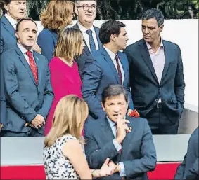  ?? DANI DUCH ?? Sánchez conversa con Rivera tras Susana Díaz y Javier Fernández