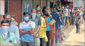  ?? ANSHUMAN POYREKAR/HT PHOTO ?? People stand in queue to buy groceries in Mumbai Central on Thursday.