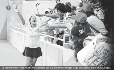  ?? FOTOS ORLANDO AMADOR ?? La barranquil­lera María Paulina Pérez celebra con sus familiares y amigos luego del alcanzar el oro en los Juegos.