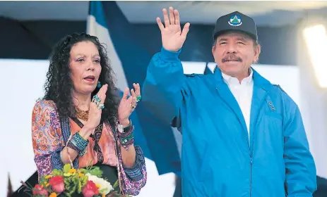  ?? AFP ?? PODER. El presidente Daniel Ortega acompañado de su esposa y vice presidenta Rosario Murillo en un mitin en Managua.