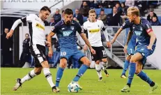  ?? FOTOS (3): PÄFFGEN ?? Herr Grifo bittet zum Tanz: Erst lässt der Borusse Stefan Posch aussteigen (oben), dann Kerem Demirbay und Dennis Geiger (Mitte). Danach spielt er den Ball an Demirbay und Kevin Vogt vorbei zu Matthias Ginter (nicht im Bild).