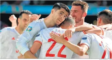  ?? KIKO HUESCA / EFE ?? Los jugadores de la selección celebran uno de los goles marcados por España.