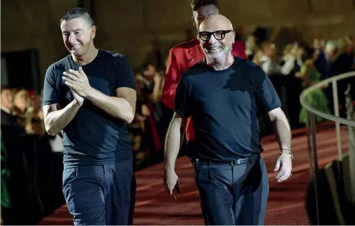  ??  ?? Sodalizio vincente Stefano Gabbana e Domenico Dolce al termine della sfilata di Alta Moda realizzata a Palermo nel 2017. Ora, protagonis­ti a New York dal 6 al 9 aprile