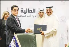  ?? KUNA photos ?? Undersecre­tary of Kuwait’s Ministry of Finance Khalifa Hamada and Honduran Ambassador in Kuwait Nelson Garcia sign an agreement on promoting and developing
economic and technical cooperatio­n.