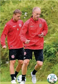  ?? FOTO: CHRISTOF WOLFF ?? Fortunas neuer Stürmer Havard Nielsen (re.) ist bei seinem ersten Training direkt voll dabei. Hinter ihm wartet Teamkolleg­e Julian Schauerte.