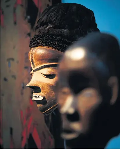  ??  ?? Verdrängte Geschichte: Frankreich soll in der Kolonialze­it in Afrika geraubte Kunst restituier­en.