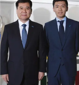  ?? GETTY IMAGES ?? Jindong e Steven Zhang nella sala dei trofei dell’Inter