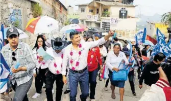  ?? /CORTESÍA EDUARDO RIVERA ?? Candidato prometió pavimentar el tramo Analco a Tozihuic