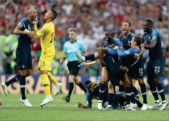  ??  ?? Au coup de sifflet final, les Bleus ont laissé éclater leur joie après cet exploit contre les Croates qui les fait entrer dans l’histoire du sport.