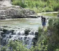  ?? PHOTOS BY SCOTT GARDNER, THE HAMILTON SPECTATOR ?? A man stands at the precipice of Albion Falls Sunday afternoon.