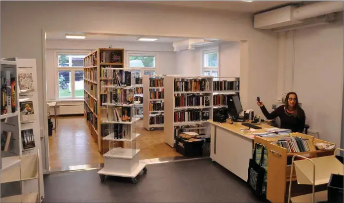  ?? KIM LUND ?? VÄLKOMNA. Biblioteks­funktionär Henrika Eklund trivs i det nya biblioteke­t i områdeskon­toret.
