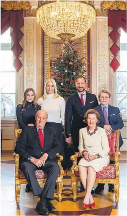  ?? FOTO: HÅKON MOSVOLD LARSEN / NTB SCANPIX ?? JULEFOTOGR­AFERING: Kongefamil­ien stilte fredag til den årlige julefotogr­aferingen på Slottet. Foran: kong Harald og dronning Sonja. Bak fra venstre prinsesse Ingrid Alexandra, kronprinse­sse Mette-Marit, kronprins Haakon og prins Sverre Magnus.