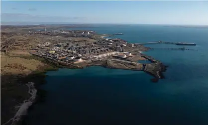  ?? Krystle Wright/The Guardian ?? Woodside’s $16bn Scarboroug­h gas project includes expanding its plant on the Burrup Peninsula in Western Australia. Photograph: