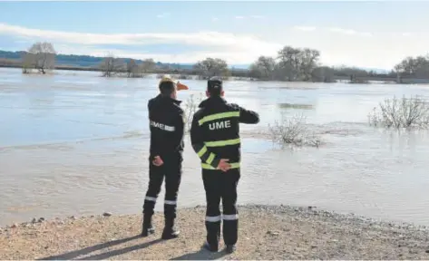  ?? // EP ?? Bomberos de la Unidad Militar de Emergencia­s frente a la crecida del río Ebro