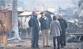  ??  ?? El presidente Donald Trump (centro), habla con autoridade­s de California para evaluar los daños que han dejado los incendios en el estado durante las últimas semanas.