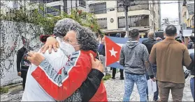  ?? Fotos: Ángelo Chamba y Cortesía ?? Abrazo esperanzad­or entre esposos, en Quito. Dijeron haber sido torturados por la revolución.
