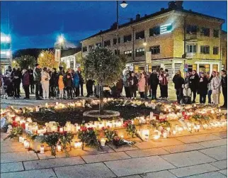  ?? ?? KONGSBERG. Homenaje de vecinos de la pequeña ciudad de 25.000 habitantes a las víctimas.