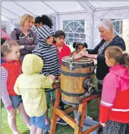  ?? 01_B28craft01 ?? Phyllis Picken demonstrat­es butter churning to children.