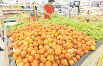  ??  ?? Los pequeños comerciant­es que proveen a grandes empresas como supermerca­dos y otros podrán endosar sus facturas de crédito a terceros en caso de que necesiten liquidez.