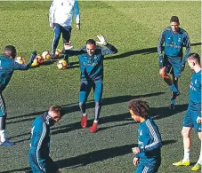  ??  ?? MERENGUES. El Real Madrid entrenó ayer con mucha confianza en la ciudad deportiva de Valdebebas.