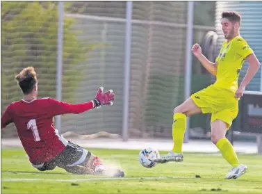  ??  ?? Fer Niño recorta a Marc para anotar el primer gol de la victoria del Villarreal.