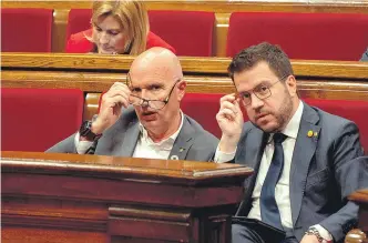  ?? LAPRESSE ?? Pere Aragonès y el conseller Mascort, ayer durante el Pleno.