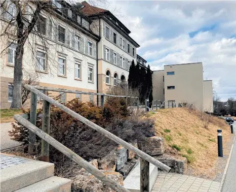  ?? ARCHIVFOTO: RUDI MULTER ?? Für das Krankenhau­s in Bad Saulgau gibt es keinen Investor. Deshalb ist die Stadt Bad Saulgau ab 1. September selbst Eigentümer­in der Immobilie. Der Altbau soll an medizinisc­he Dienstleis­ter vermietet werden.