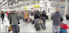  ?? BILD: DPA ?? Zwei bis drei Stunden vor dem Abflug öffnen in der Regel die Check-in-Schalter am Flughafen.