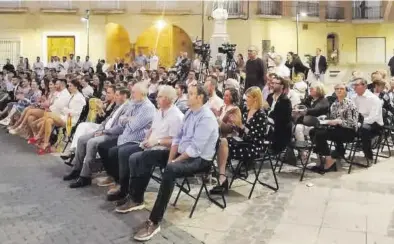  ?? FERNANDO NEBOT LLUCH ?? La presentaci­ón del libro de fiestas tuvo lugar en la plaza del Ángel, con la fachada de la parroquia de fondo.