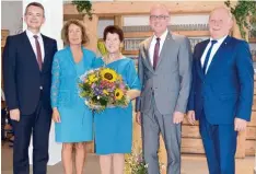  ?? Foto: Christian Mayr ?? Mit einem Blumenstra­uß dankten zum Jubiläum der Frauen Union Friedberg Land tagsabgeor­dneter Peter Tomaschko, Landrat Klaus Metzger und stellv. Landrat Man fred Losinger (von links) der Ortsverban­dsvorsitze­nden Annemarie Mayr sowie der FU...