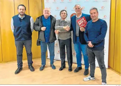  ?? EL DÍA ?? Los agentes sociales y la patronal, tras la firma del nuevo convenio colectivo.