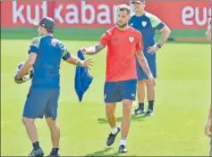  ?? ?? Iñigo Martínez recibe un peto de Valverde en un entrenamie­nto.